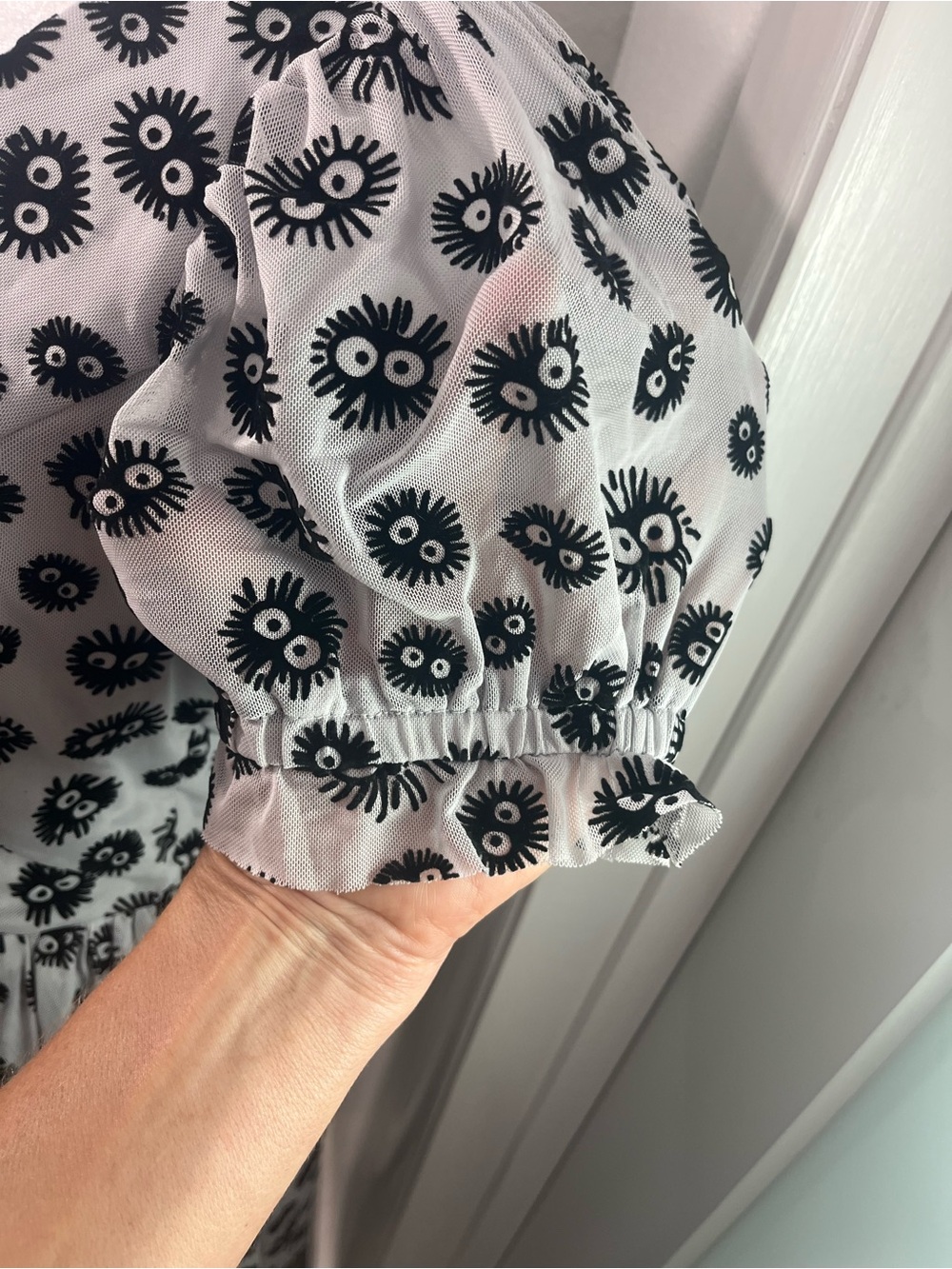 Short Sleeve Tie-Front Mini Dress in Black & White Eye Print spiders - Picture 4 of 11